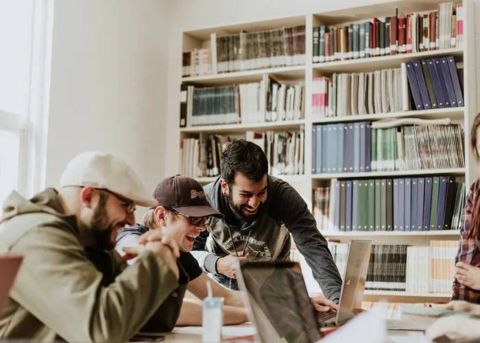Grupo de estudiantes, que representan los cursos de preparación para el GRE y los cursos de preparación para el GMAT disponibles a través del Brujo Method.

