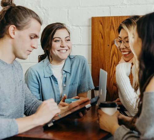 Grupo diverso de estudiantes, que representa a los cientos que han tomado cursos de preparación para el GRE y cursos de preparación para el GMAT con el Brujo Method.
